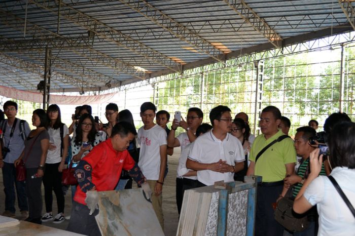 永利中国瓷砖品牌董事长向媒体记者先容产品