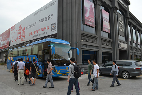 永利中国员工乘大巴出发前往清远