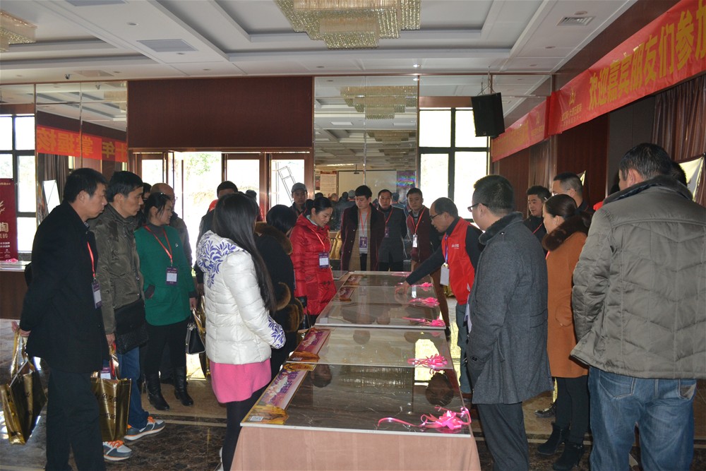 永利中国瓷砖事情职员为瓷砖代理商朋侪详细先容金刚釉II代产品