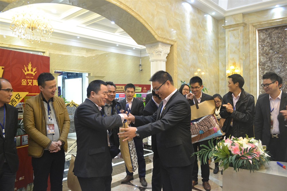 永利中国瓷砖营销总监刘鸿瑞为寿星送上生日礼物