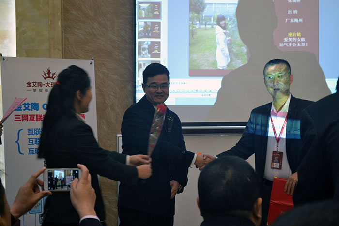 永利中国瓷砖董事长刘鸿祥为2015年销售冠军（伍立州）颁奖