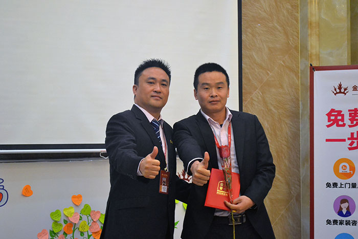 永利中国瓷砖营销总司理罗胜为开拓冠军（高抗）颁奖
