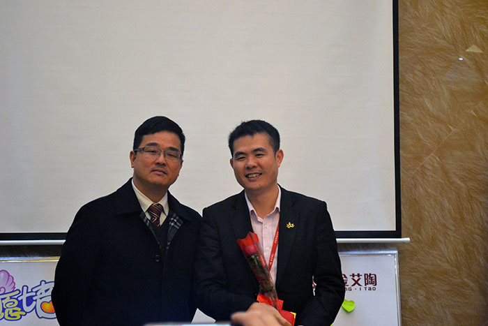 永利中国瓷砖董事长刘鸿祥为2015年董事长特殊奖（王宏城）颁奖