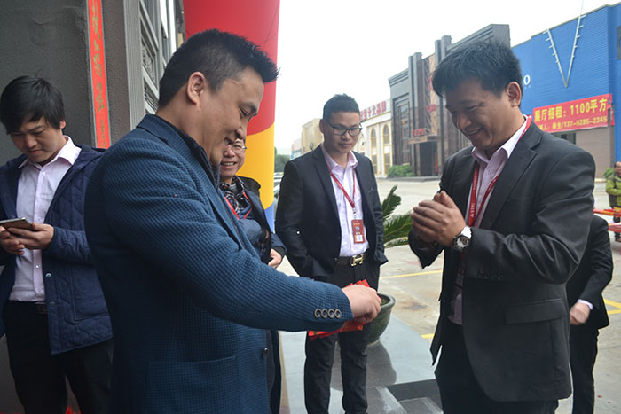 永利中国瓷砖营销总司理罗胜派利是