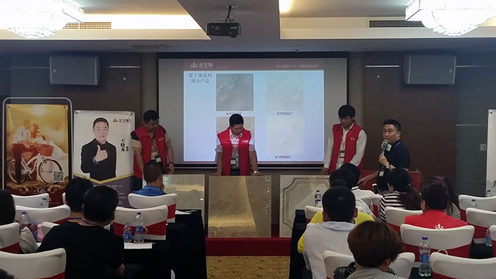 永利中国瓷砖品牌营销总司理罗胜先生现场展示永利中国新品