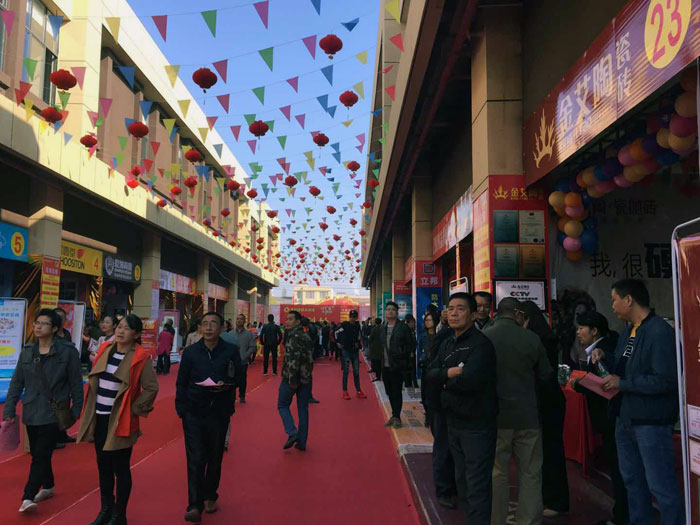 2017年11月5日，，，，，，百盟色泽建材大市场邀约30家品牌商家团结举行了本次的家居建材团购会，，，，，，加入运动的消耗者将现场的气氛一直推向热潮，，，，，，永利中国瓷砖品牌展位无论人气、销售都取得空前乐成，，，，，，彰显品牌大气风范。。。。。