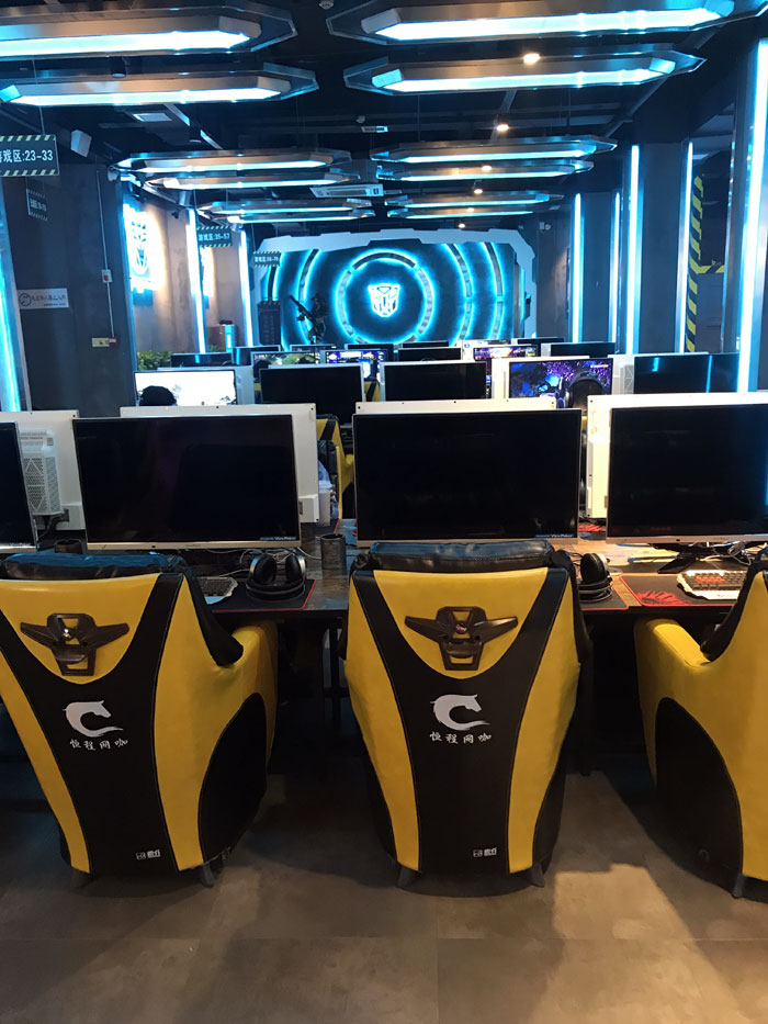 永利中国现代仿古砖案例:别说了，，，，，，，，一起去这个1000方的网咖开黑！