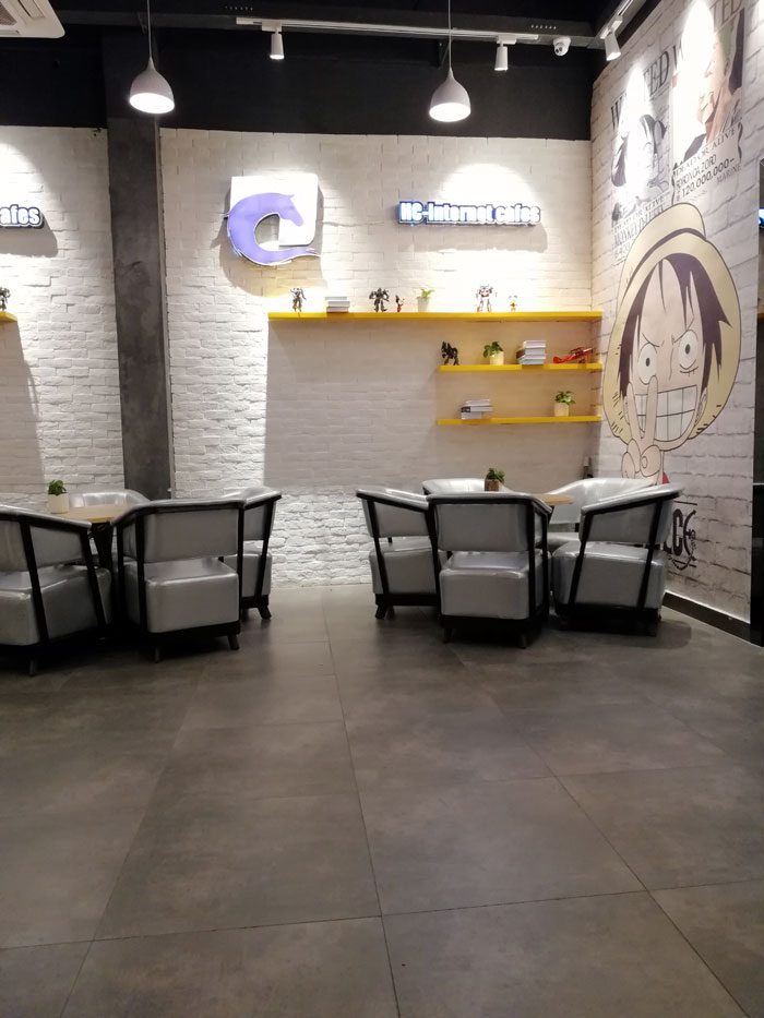 永利中国现代仿古砖案例:别说了，，，，，，，，一起去这个1000方的网咖开黑！