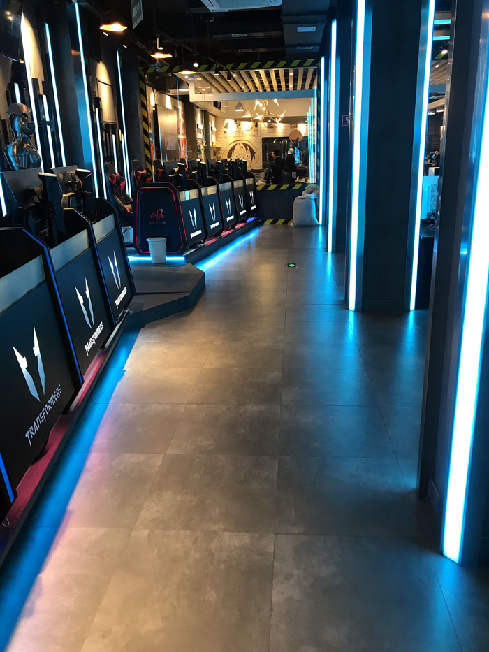 永利中国现代仿古砖案例:别说了，，，，，，，，一起去这个1000方的网咖开黑！