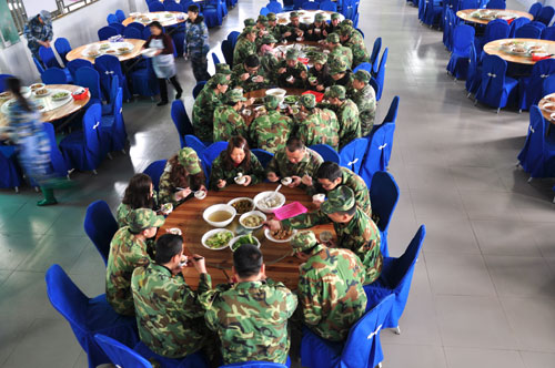 在食堂用餐，，，，，，10分钟要吃完哦
